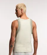 Musculosa verde claro de ribana con cuello redondo y efecto spray en las sisas.