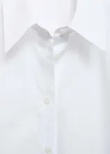 Camisa blanca de popelina de algodón y lyocell, corte recto, manga larga con puños abotonados y cuello camisero.