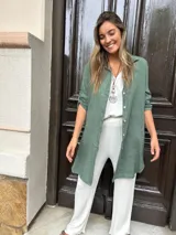 Sobre camisa o vestido de lino verde militar, de corte recto y mangas 3/4. Estilo camisero.