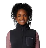 Chaleco de polar negro con cierre frontal, cuello alto y bolsillo en el pecho con cierre de velcro.