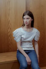 Top blanco de rib con lurex y mangas abullonadas.