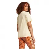 Remera Adidas de corte clásico, color crema con estampado de flores, jaguares y el logo de Adidas en color naranja.