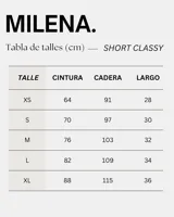 Short de tiro alto color negro, confeccionado en cuero sintético, con cierre frontal metálico a la vista y presillas para cinturón.