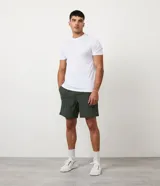 Remera deportiva blanca de poliéster, con cuello redondo, mangas cortas y recortes laterales.