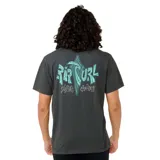 Remera negra de manga corta con estampado pequeño en el pecho.