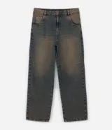Pantalón super baggy de jeans con lavado dirty en tonos tierra, cintura con trabilla, cierre tradicional, bolsillos y bordado en el bolsillo trasero.