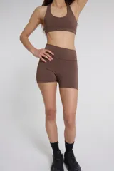 Short deportivo marrón de tiro alto, confeccionado en tejido de poliéster y elastano.