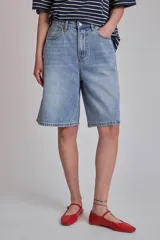 Bermuda de jean celeste claro, de corte recto y tiro alto.
