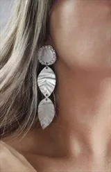 Aros colgantes plateados con forma de hojas y detalles de strass.