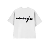 Remera blanca de corte boxy con la palabra 'nenefa' estampada en cursiva en la espalda.