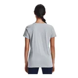 Remera deportiva Under Armour color fucsia con logo blanco estampado en el frente.