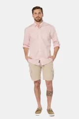 Bermuda color beige de corte recto, con bolsillos cargo laterales y confeccionada en lino.