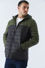 Campera puffer para hombre, con capucha ajustable y bolsillos con cierre.