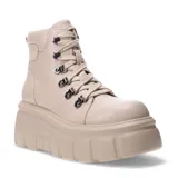 Bota de cuero color beige con cordones y cierre lateral, diseño de suela gruesa.