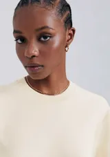 Remera marrón de manga corta con cuello redondo.