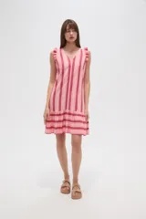 Vestido corto de viscosa con estampado a rayas verticales azules y amarillas, escote en V y volados en los hombros. Tiene corte holgado y falda con volantes.