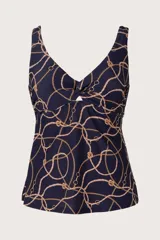 Tankini azul oscuro con estampado de cadenas y cuerdas doradas, con nudo en el frente, breteles anchos ajustables, espalda alta y tajos laterales.