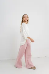 Pantalón de tiro alto, corte palazzo amplio y fluido, color celeste claro. Presenta bolsillos delanteros y traseros tipo jean, con logo metálico Peach en la parte posterior.