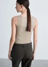 Top marrón de cuello barco y tirantes anchos, de tejido elástico y diseño entallado.