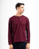 Remera de manga larga confeccionada en tela mini piqué de algodón, con cuello tipo Henley con tres botones y puños acanalados.