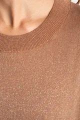 Sweater color cobre brillante, de tejido de punto con lurex, corte oversize, cuello redondo y mangas 3/4 con volados.