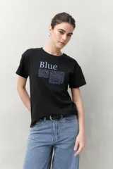 Remera blanca de manga corta con estampado tipográfico azul en el frente.