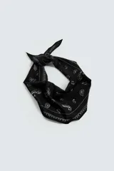 Pañuelo bandana triangular negro con estampado de cachemir en blanco.