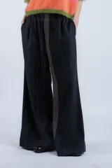 Pantalón de tiro bajo con cintura elástica y calce amplio. Su largo hasta el piso aporta una silueta relajada y actual. Confeccionado en lana, viscosa y poliéster, en color gris oscuro con rayas verticales marrones.