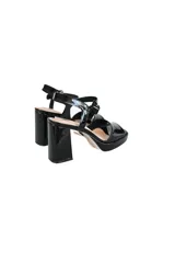 Sandalias negras de charol con plataforma de 2 cm y taco cuadrado de 10 cm.