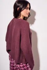 Sweater de tejido de punto acanalado, color azul vibrante, con cuello redondo y mangas largas.