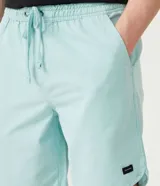 Bermuda celeste de algodón con cintura elástica ajustable con cordón y etiqueta lateral con logo de la marca.
