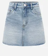 Minifalda de jean color azul claro, con cintura media, cinco bolsillos y cierre frontal tradicional. El ruedo deshilachado le da un estilo urbano.