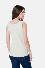 Musculosa lisa color lila en tela rib con botones a presión y corte relajado.
