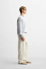 Sweater negro de algodón con cuello redondo y mangas largas. Tiene un acabado lavado con efecto desgastado y rib en cuello, puños y bajo.