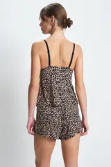 Conjunto de pijama con estampado animal print, compuesto por un top de tirantes con encaje negro en el escote y un short con elástico en la cintura.
