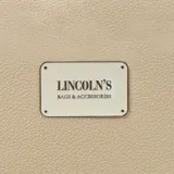 Billetera larga negra con cierre perimetral y placa metálica con logo. Posee múltiples compartimentos internos para tarjetas y documentos, además de un bolsillo con cierre interior. Incluye correa de mano desmontable.