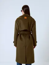 Tapado largo color verde militar, con cuello solapa, corte recto y cinturón para ajustar en la cintura.