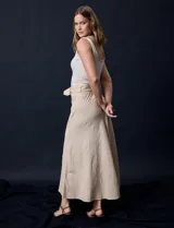Falda larga color beige de lino y rayón, con pretina ancha, pasadores y cinturón con hebilla redonda. Marca Tahari.