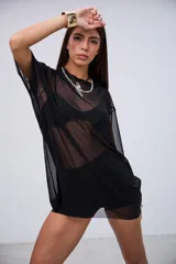 Remerón negro de microtul transparente, de corte holgado y manga corta.
