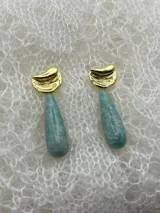 Par de aros colgantes con base dorada y dije de amatista en forma de lágrima.