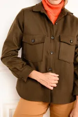 Sobrecamisa de lana en color verde militar, con botones frontales y dos bolsillos en el pecho.