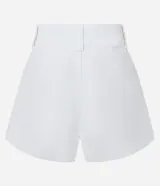 Short pollera de sarga color blanco, con trabillas en la cintura, cierre tradicional, botones dobles y bolsillos cargo delanteros.