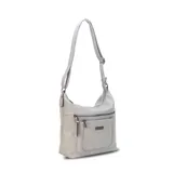 Bandolera negra de símil cuero con dos bolsillos frontales con cierre, un bolsillo trasero y tres bolsillos internos. Incluye correa larga regulable de símil cuero a tono.