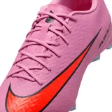 Championes de fútbol Nike Zoom Mercurial Vapor 16, color rosa vibrante con detalles en naranja neón y suela con tapones celestes. Presentan la tecnología Air Zoom en el talón.