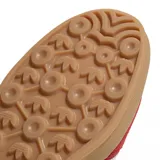 Zapatilla Adidas Gazelle Indoor de gamuza color rojo, con las tres franjas y detalles en cuero sintético blanco. Suela de goma color caramelo.