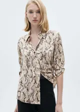 Camisa de manga larga con estampado de piel de serpiente en tonos beige y marrón.
