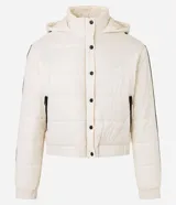 Campera puffer deportiva de poliamida color blanco con cuello alto con capucha, abotonado delantero, puños y bajo con elásticos, bolsillos con cremallera contrastantes y bieses contrastantes en los laterales de las mangas y en la espalda.