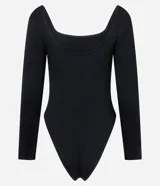 Body de manga larga color verde oliva, confeccionado en tejido acanalado, con escote cuadrado.