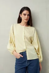 Camisa blanca a rayas grises, de lino, con cuello mao, mangas largas abullonadas y bordados en las sisas.