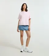 Remera de manga corta color crema, con cuello redondo y corte oversized.